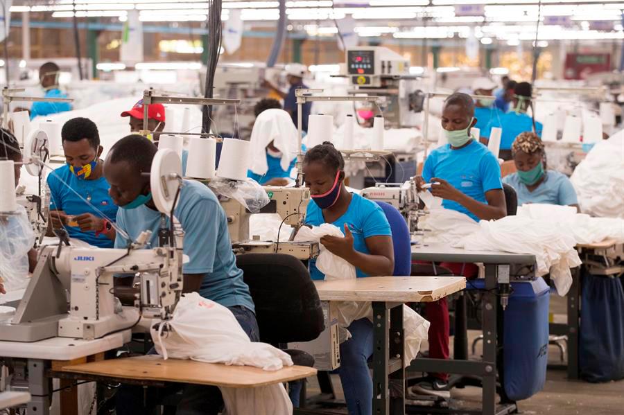 Empleados trabajan cosiendo ropa en una de las 28 naves del parque industrial Codevi.