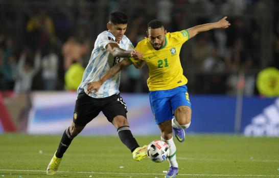 Argentina empata con Brasil, pero va a Qatar con ayuda ajena Argentina empata con Brasil, pero va a Qatar con ayuda ajena