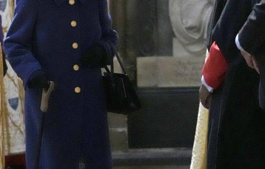 La reina Isabel II usa bastón en la Abadía de Westminster