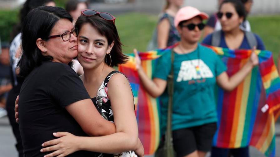 Activistas LGTBIQ se besan en el centro de Lima para rechazar discriminación