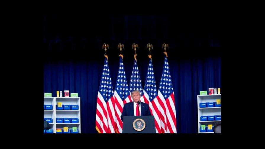 Trump se esfuerza en no salirse del guión ante la avalancha de la COVID-19