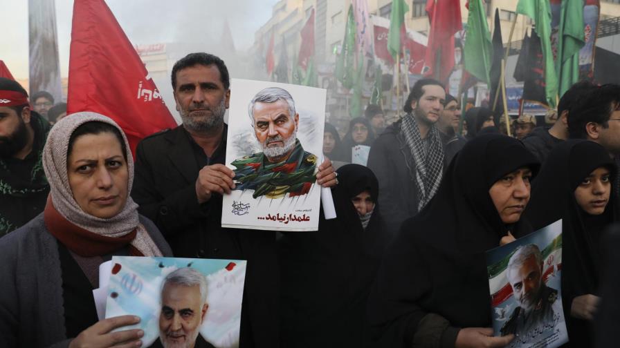 Ayatolá Jamenei llora y reza por general asesinado por EEUU