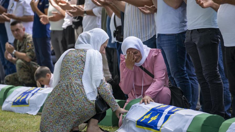Bosnia conmemora 26 años de la masacre de Srebrenica