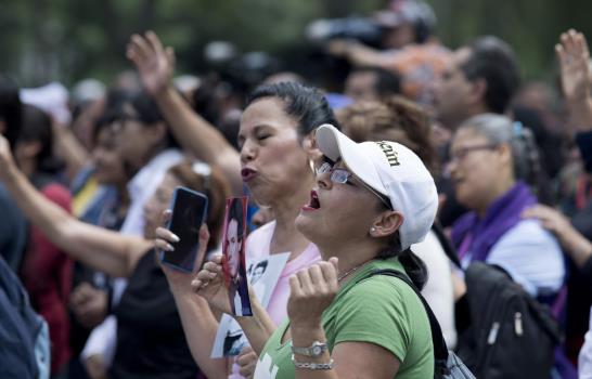 Con lágrimas, México le canta a José José