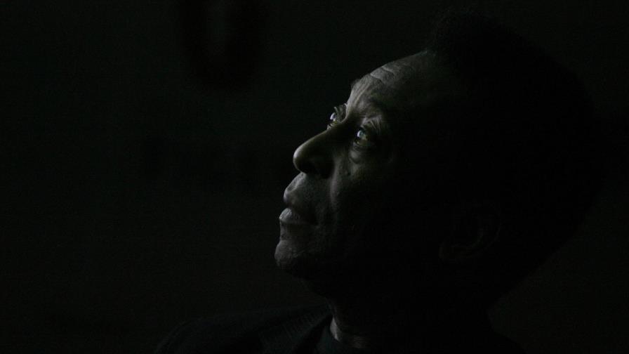 Pelé recibe su primera dosis de vacuna contra el COVID-19