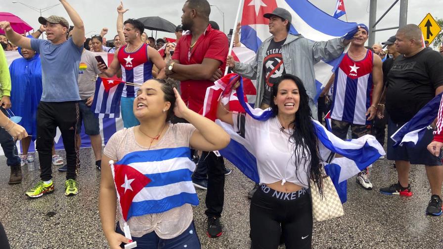 Manifestantes en Miami bloquean autopista en apoyo a cubanos