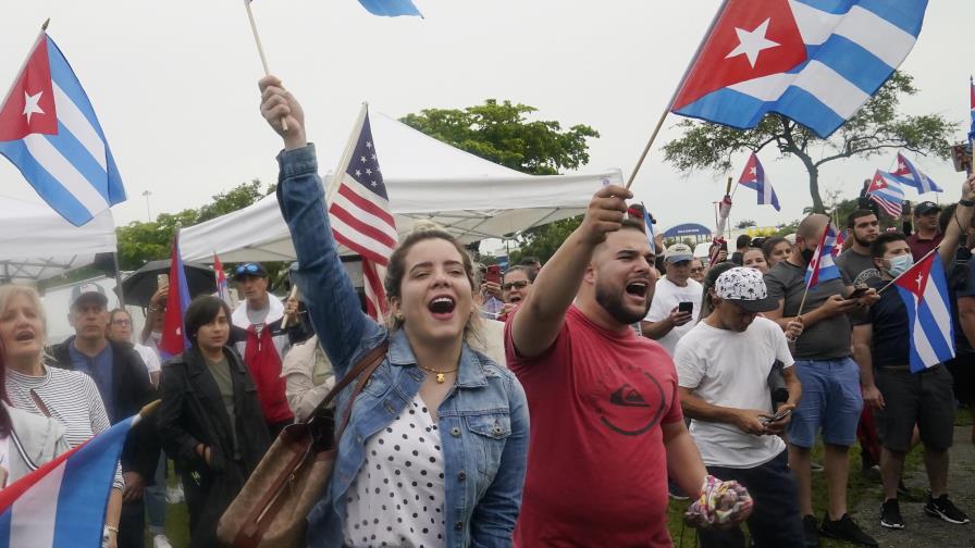 Manifestantes en Miami bloquean autopista en apoyo a cubanos