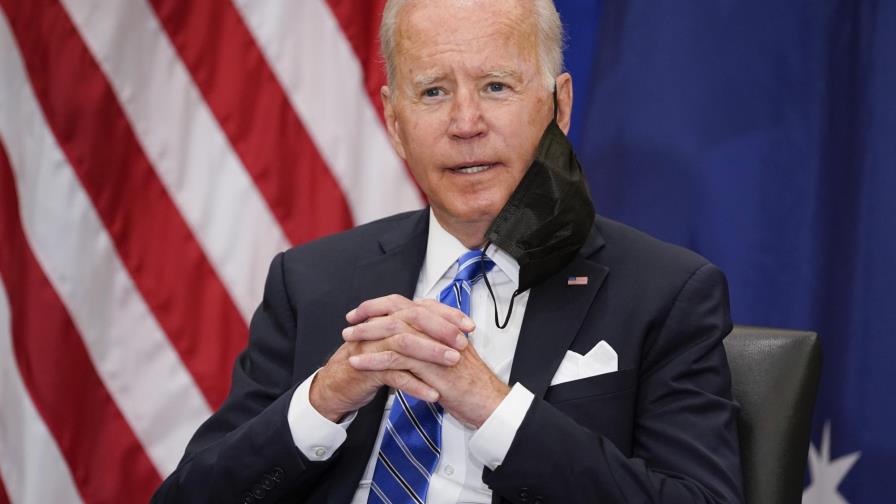 Biden ampliará compra de vacunas, pide vacunación global