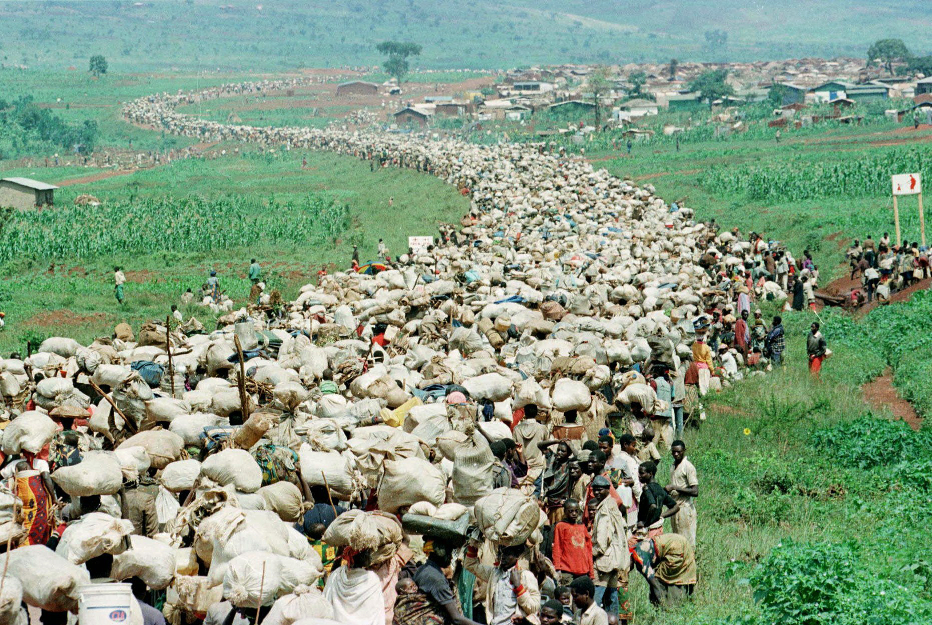 En la siguiente foto de archivo del 19 de diciembre de 1996, decenas de miles de refugiados ruandeses se dirigen hacia la frontera de Ruanda en una carretera en Tanzania obligados por las autoridades tanzanas a regresar a su país a pesar de los temores de ser asesinados a su regreso.