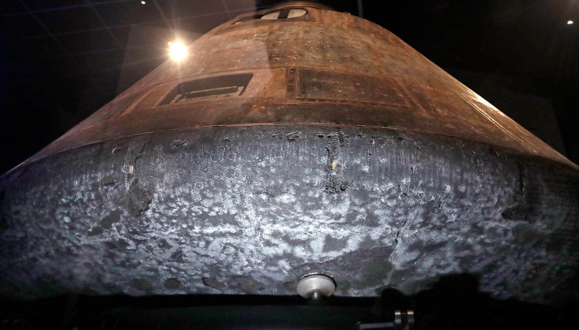 El módulo de comando de la NASA Apollo 11, Columbia, con su parte inferior escarchada y picada desde su reingreso a la atmósfera de la Tierra décadas antes, se asienta como la pieza central de Destination Moon: La exhibición de la misión Apollo 11 en el Museo de Vuelo en Seattle.