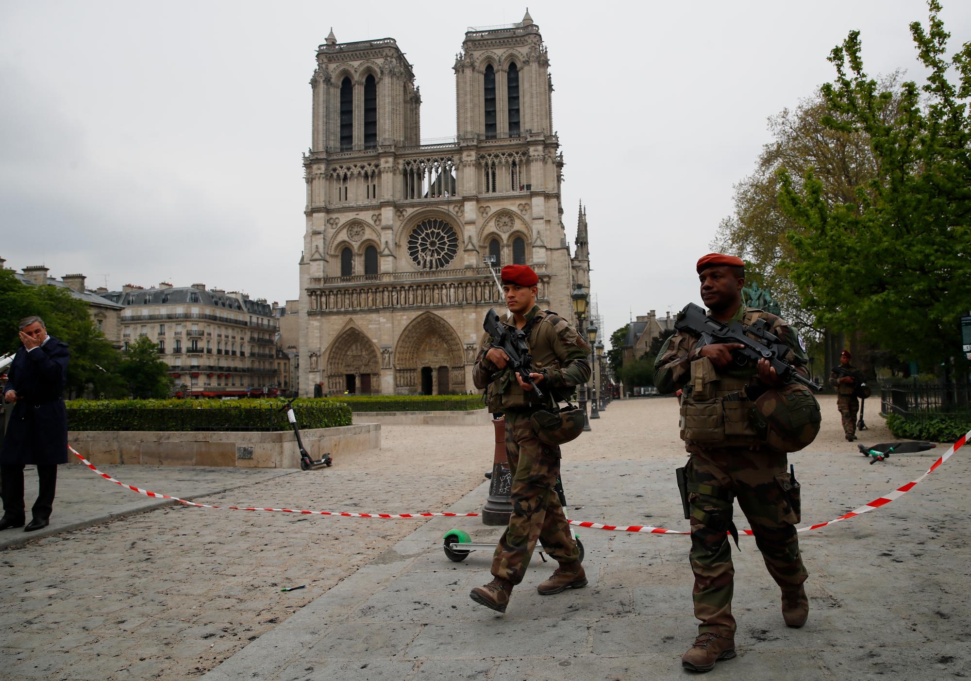 Los soldados patrullan frente a la Catedral de Notre Dame el martes 16 de abril, 2019 en París.