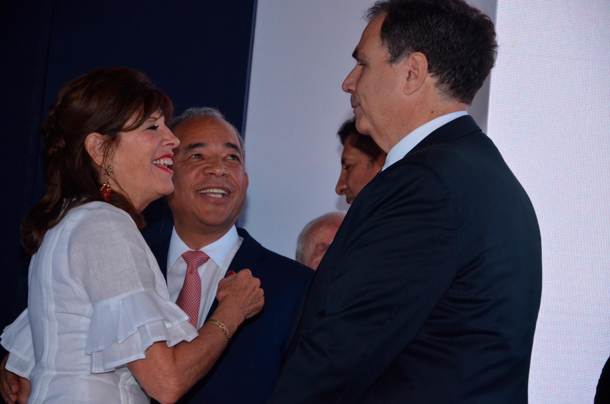 La embajadora Robin S. Bernstein conversa con Rubén Jiménez Bichara y José Miguel González Cuadra.