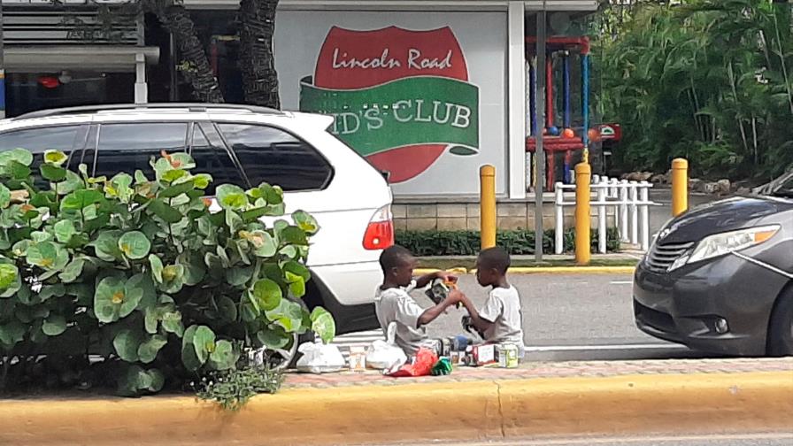 El Niño Jesús sorprendió a dos pequeños en plena Lincoln, con juguetes y alimentos