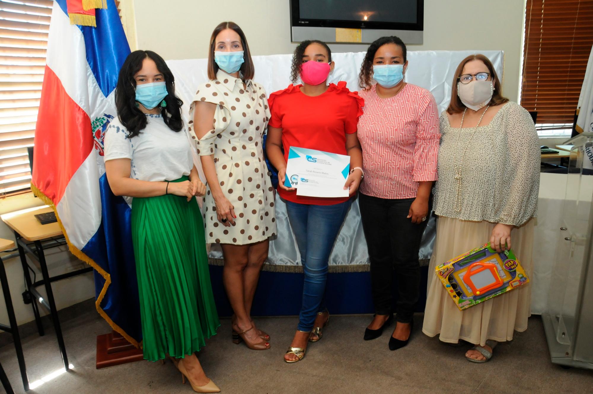 Caroll Mueses, Claudine Nova, Sarah Rosario Matos, ganadora en nivel de básica, María Isabel Matos y Mirna Pimentel.