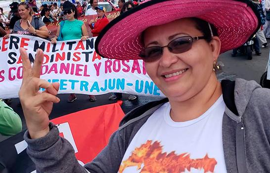 La jueza de Managua, Aracely Rubí Guerrero, participa en las celebraciones partidarias del FSLN y hace el signo DOS con el dedo que, en la militancia sandinista, son las iniciales de Daniel Ortega Saavedra. 
