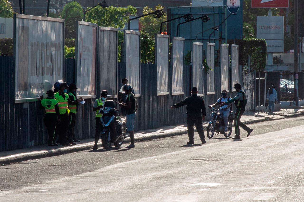 En la intercepción de las avenidas Lope de Vega con Jhon F. Kennedy, agentes de la Digesett inspeccionaban a los conductores.