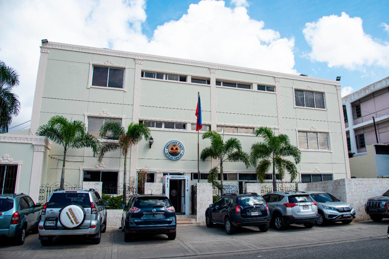 La Embajada haitiana encuentra ubicada en la calle Juan Sánchez Ramírez número 33 esquina Desiderio Valverde, en el Distrito Nacional.