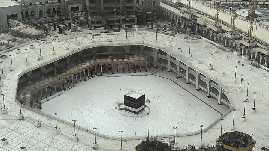 Los peregrinos oran en un haj marcado por el coronavirus.