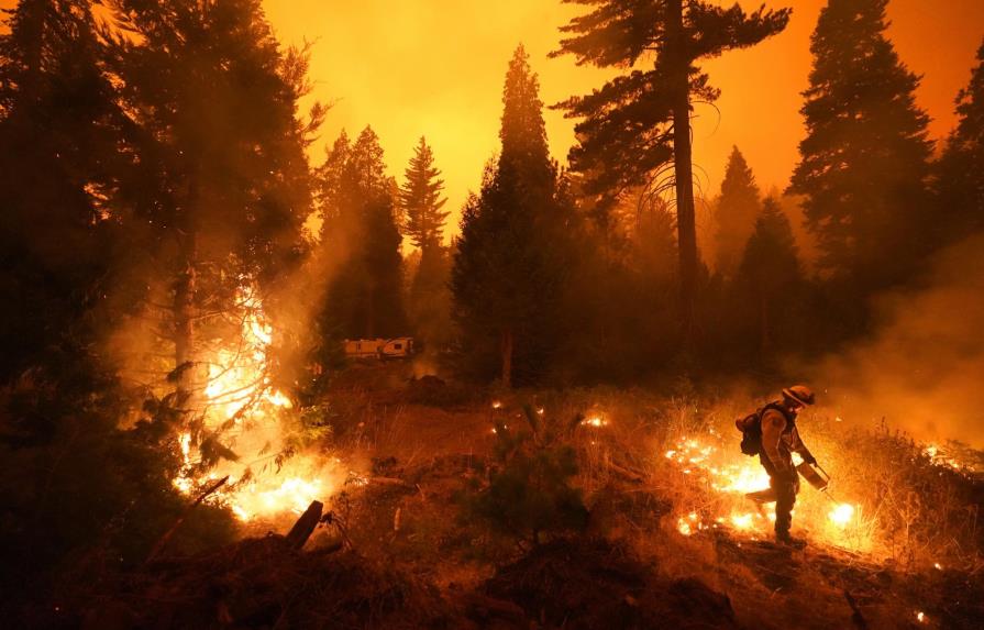 California: Enorme incendio forestal amenaza hogares