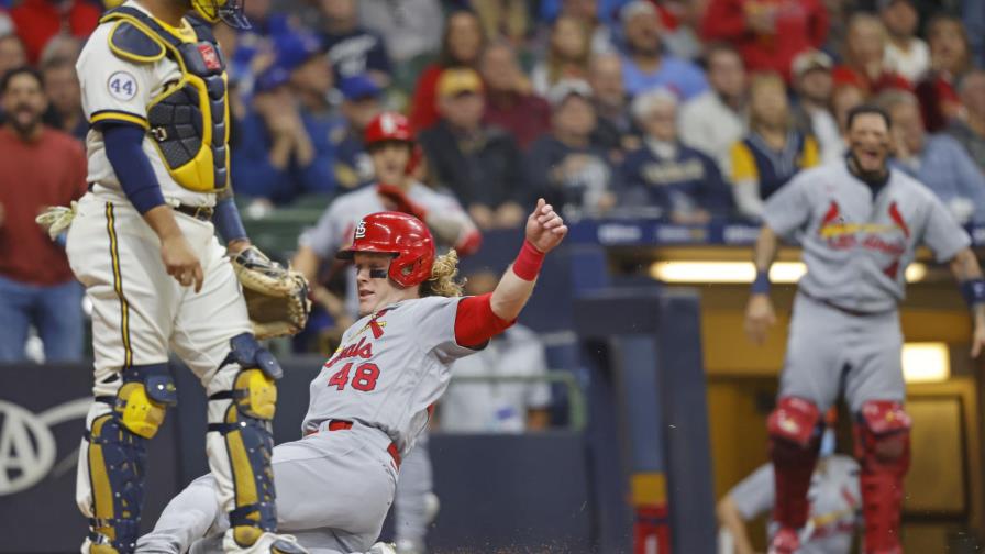 Cardenales aplastan 10-2 a Cerveceros y amplían ventaja