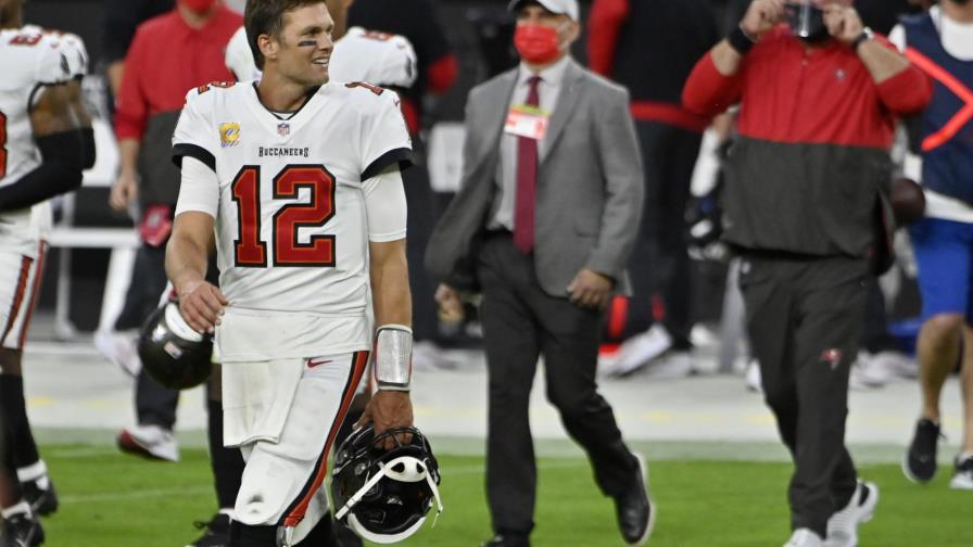 Brady deslumbra, Belichick trastabilla