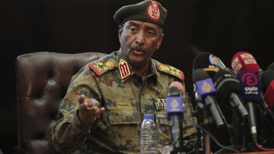 General sudanés se afianza en el poder 2 semanas tras golpe