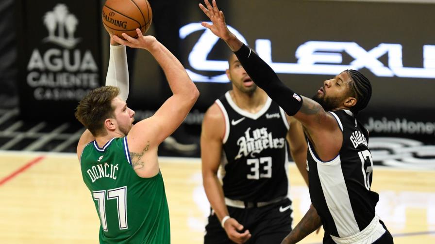 Mavericks apalea por 51 puntos a unos Clippers sin Leonard