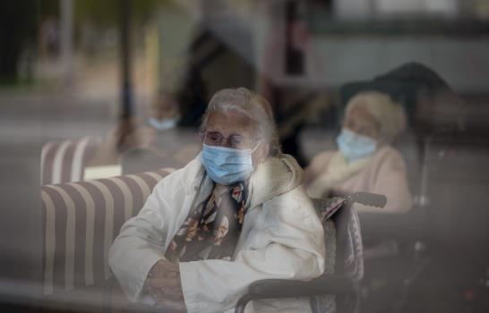Europa combate repunte de muertes por coronavirus en asilos