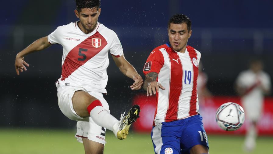 FIFA suspende 3 fechas a peruano Zambrano en eliminatorias
