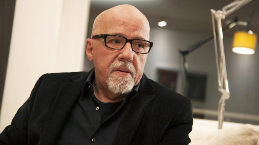 Paulo Coelho borra libro para niños que escribía con Bryant