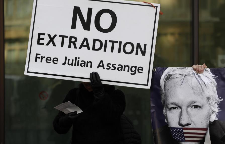 Assange va a tribunal, resiste extradición a EEUU