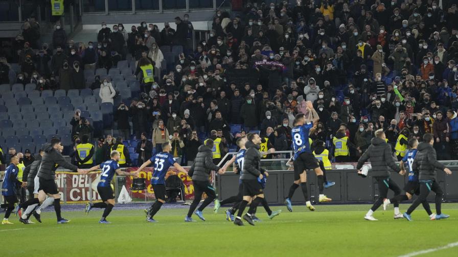 Inter golea 3-0 a la Roma de Mourinho; Milan es líder