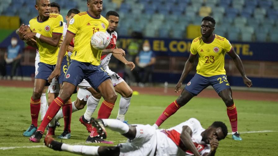 Mina anota en su arco; Perú vence a Colombia y revive