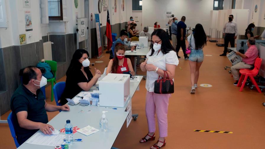 Primarias presidenciales arrancan en Chile con temor a baja participación