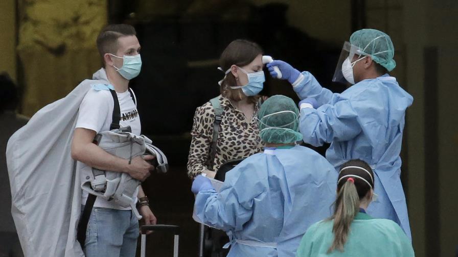 Huéspedes salen de hotel aislado por coronavirus en España