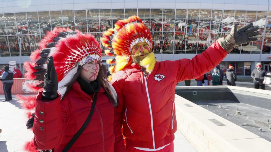 Chiefs prohíben penachos y vestimenta nativa en su estadio Chiefs prohíben penachos y vestimenta nativa en su estadio