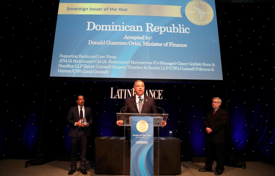 LatinFinance premia estrategia dominicana en mercados de capitales