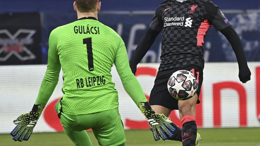 Liverpool explota errores de Leipzig y toma ventaja 2-0