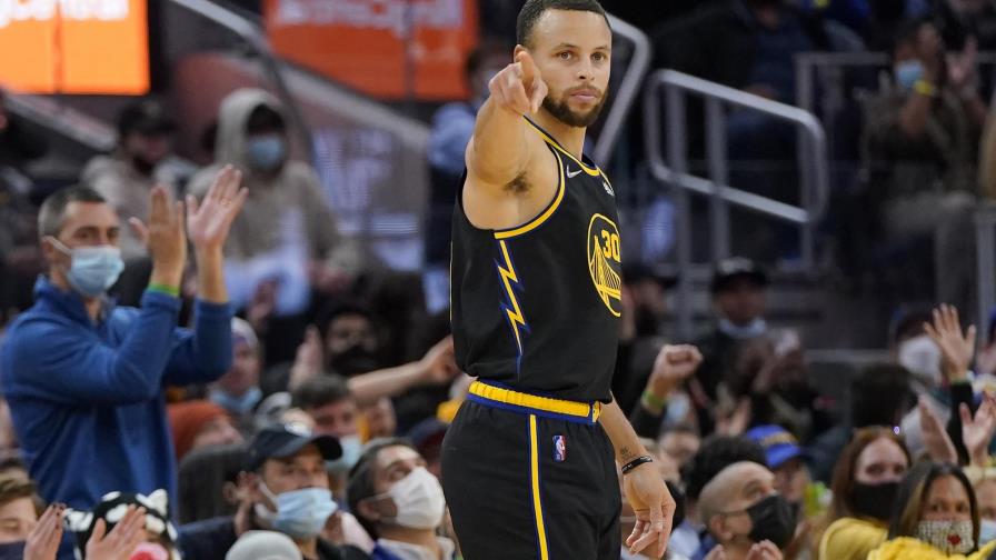 Curry roza récord de triples y Warriors superan a Blazers