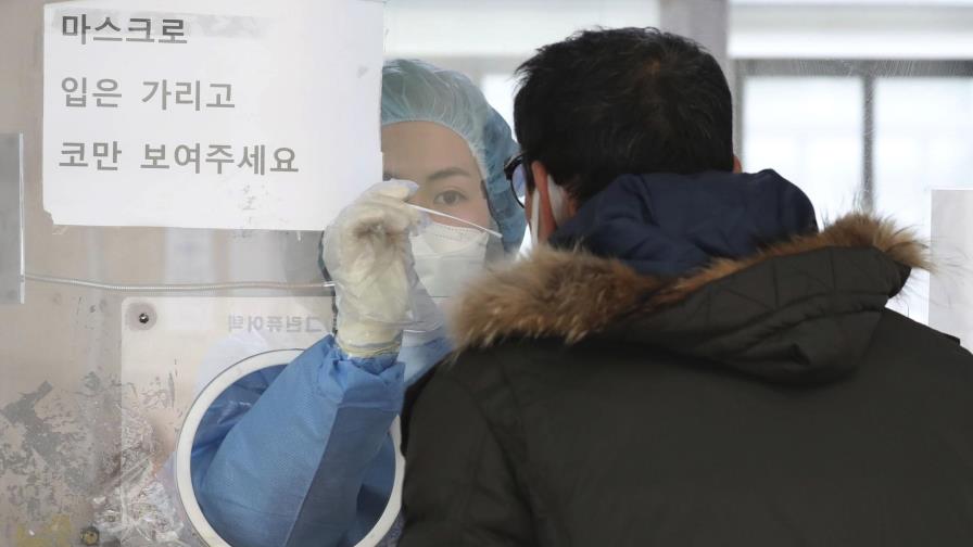 Surcorea bate récords diarios de casos y muertes por COVID