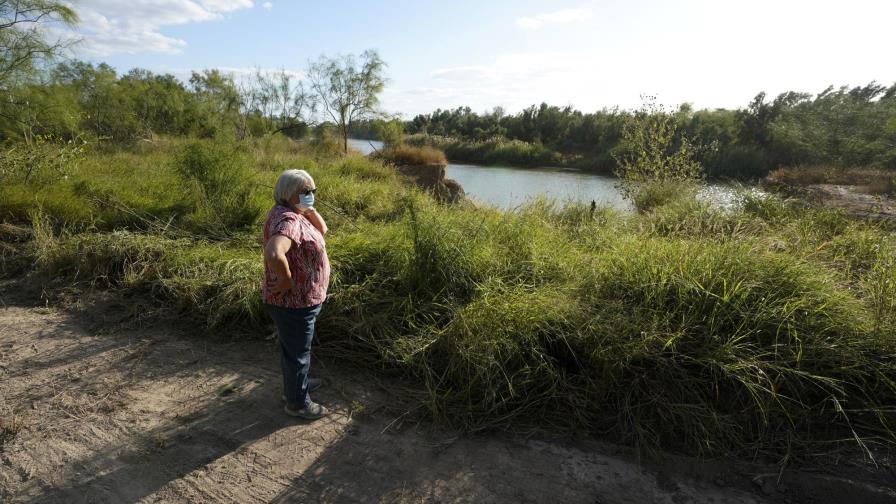 Biden encara decisiones difíciles sobre muros en la frontera