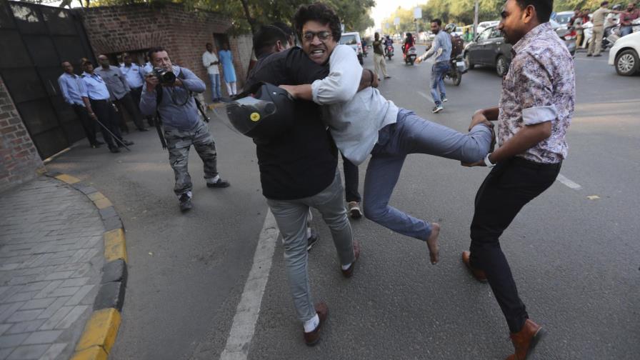 Críticas a la policía en India mientras crecen las protestas Críticas a la policía en India mientras crecen las protestas