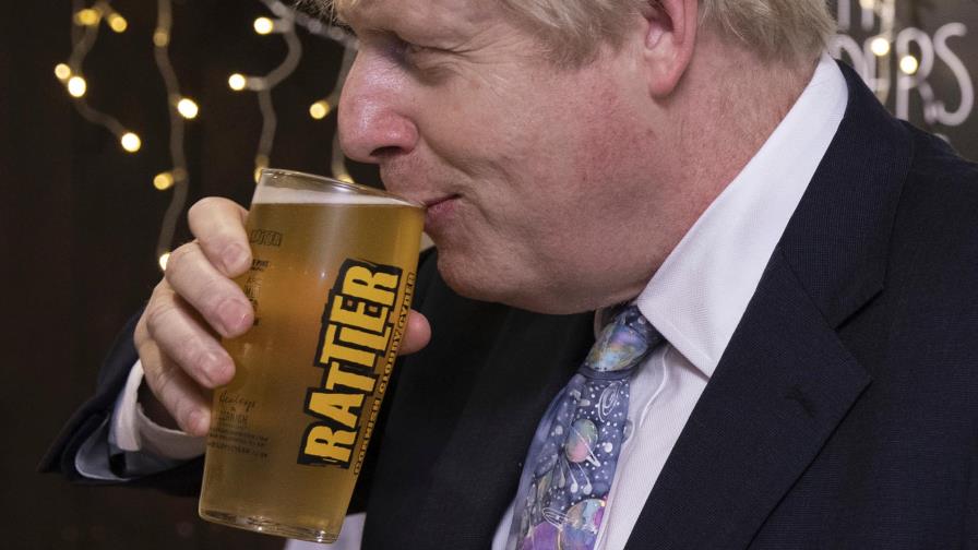 Rivales atacan a Johnson a dos semanas de las elecciones