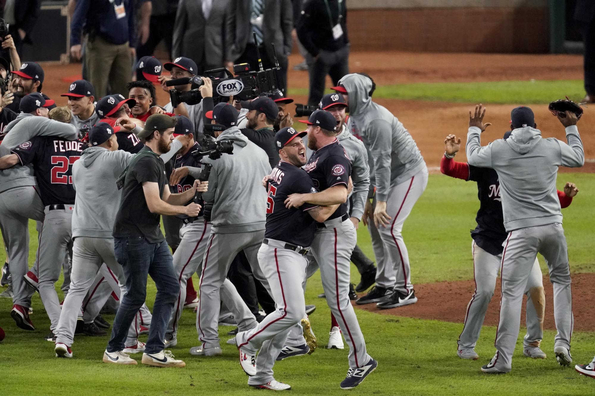 Los Nacionales de Washington festejan tras ganar el séptimo partido de la Serie Mundial frente a los Astros de Houston para coronarse en el clásico (AP/Eric Gay)