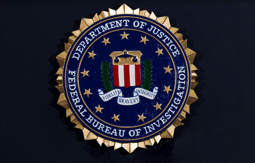 Reporte: Exdirectivo del FBI acosó sexualmente a 8 mujeres
