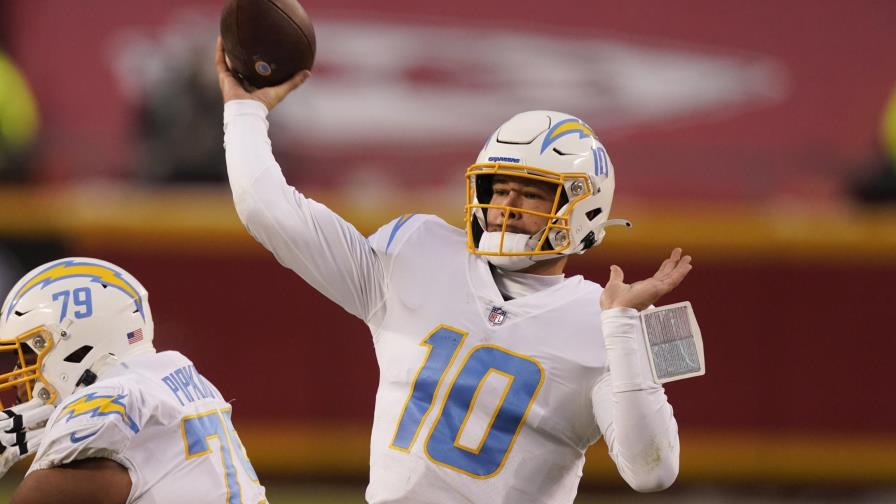 Chargers doblegan a Chiefs, que dan reposo a estrellas