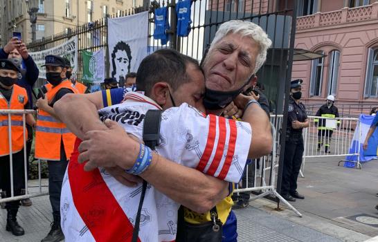 Argentina despide a Maradona entre desconsuelo y caos