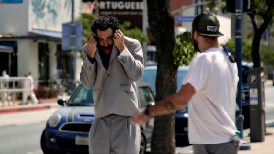 Abogado de Trump se defiende por escena sexualmente comprometida de Borat