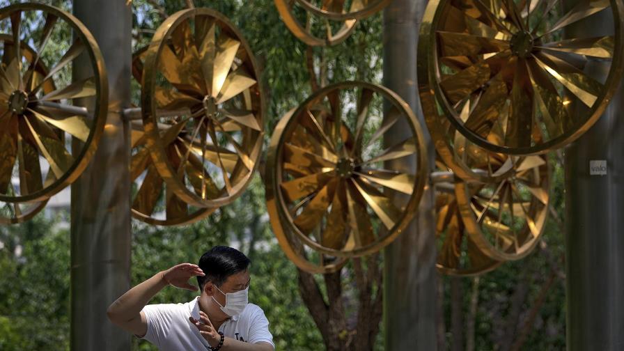 China dice haber puesto mil millones de dosis de vacunas