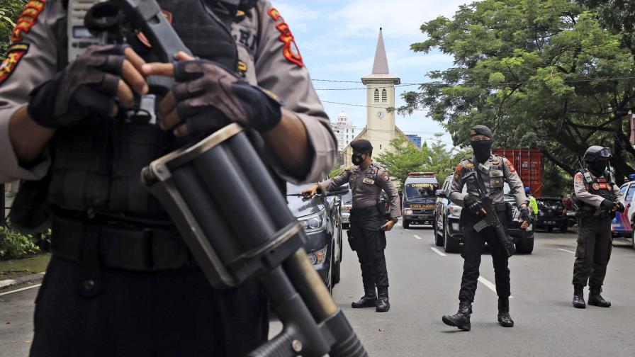 Catorce heridos en ataque suicida en una catedral indonesia